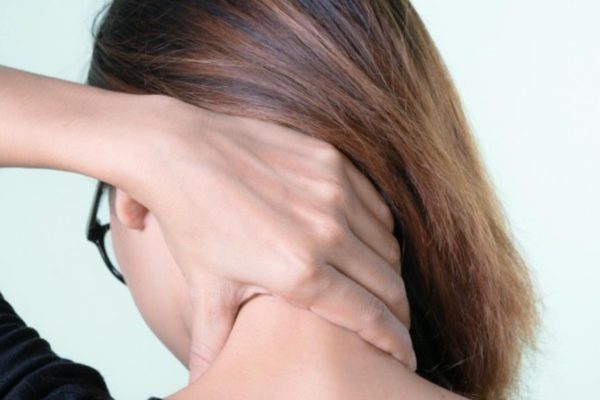 Ense Sertliği Ciddiye Alınmalı: Beyin Zarı İltihabı (Menenjit) Habercisi Olabilir